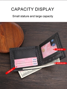 Layout interno del portafoglio in fibra di carbonio con fessure per carte e banconote
