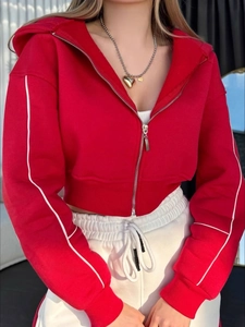 Survêtement décontracté pour femme avec sweat à capuche rouge et pantalon blanc rayé