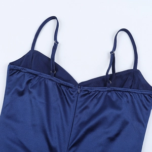 Détails du dos d'une robe en satin bleu marine avec bretelles fines et fermeture éclair