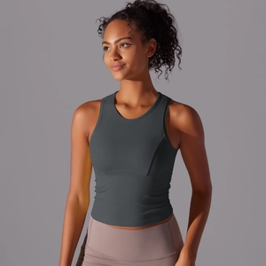 Détail du débardeur de yoga gris foncé avec dos nageur offrant un bon maintien et coupe slim