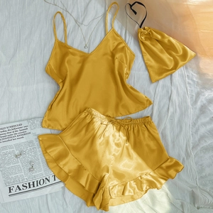 Dreiteiliges gelbes Satin-Pyjama-Set mit Camisole, Rüschenshorts und Aufbewahrungsbeutel