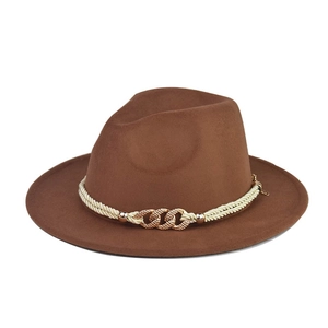 Eleganter brauner Wollfilzhut mit einem dekorativen Flechtseil und Goldkettendetails