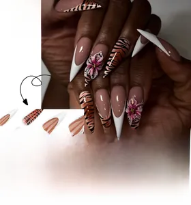 Dettaglio di unghie finte stiletto extra lunghe con stampa tigre e fiori 3D applicati