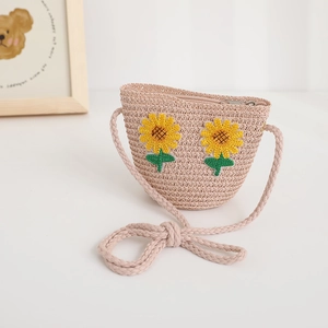 Dettaglio della borsa a tracolla in paglia rosa per bambini con ricamo di girasole e zip