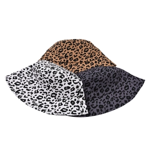 Trois chapeaux bob à imprimé léopard élégants en couleurs beige blanc et gris