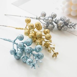 Glitzernde Schaumstoff-Beeren-Zweige in Gold Silber und Blau für Weihnachtsdeko