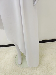 Detail der weißen Chiffon-Rock-Kombination mit fließendem Stoff und elegantem Fall