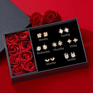 Detailansicht von 7-Paar Roségold-Ohrringen im Geschenkset mit roter Seifenrose