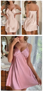 Détail de la chemise de nuit en satin champagne avec fines bretelles et décolleté en V