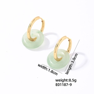 Détail de boucles d'oreilles en acier doré et pierre verte avec dimensions de 3 cm