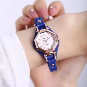 Détail d'une montre quartz pour femme avec boîtier hexagonal rose doré et bracelet bleu