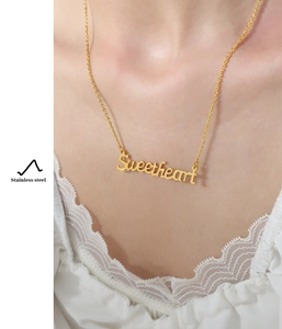 Dettaglio della collana con ciondolo Sweetheart dorato in acciaio inossidabile