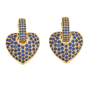 Vue détaillée de boucles d'oreilles cœur dorées pavées de zircons bleus brillants