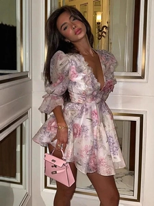 Robe étagée à fleurs dos nu avec décolleté en V plongeant et détails en mousseline