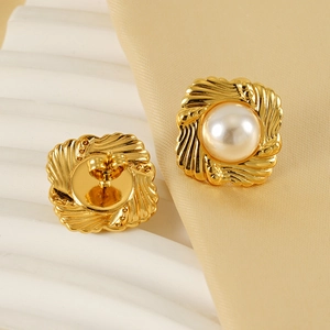 Vintage 18K gold-plated baroque pearl stud earrings with elegant wavy fan design