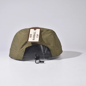 Détail d'une casquette olive avec panneaux en maille respirante et cordon réglable