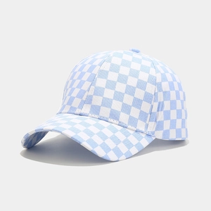 Dettaglio del motivo a scacchi blu e bianco su cappellino da baseball a sei pannelli curvo