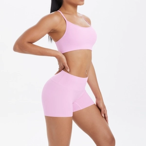Vue latérale détaillée du soutien-gorge de sport rose et du short de yoga sans couture