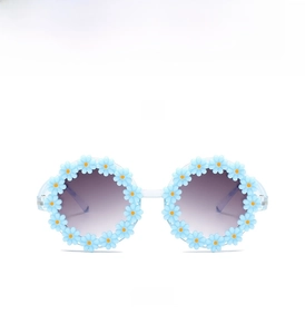 Detail of sunflower shaped sunglasses for girls with blue daisy frame and gradient lenses
