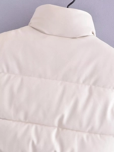 Detail der hellbeigen PU-Leder Weste mit horizontaler Steppung und hohem Stehkragen