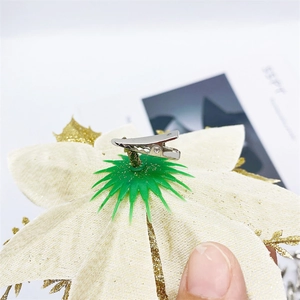 Fiore natalizio bianco e oro con clip a coccodrillo in metallo argentato sul retro