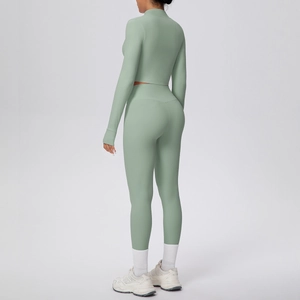 Détail du legging de yoga taille haute et veste zippée avec passe-pouces en vert sauge