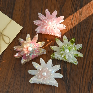 Détails des pinces à cheveux florales avec perles et strass sur bois naturel
