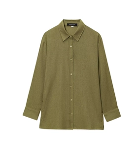 Détail d'une chemise en lin vert olive montrant les boutons et la texture des manches