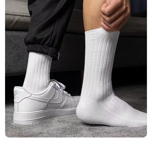 Gros plan de chaussettes blanches côtelées pour hommes montrant la texture du tricot premium