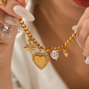 Goldenes Gliederkettenarmband mit Diamant-Herz, Sternanhängern und eleganten Perlen