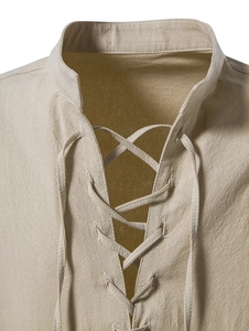 Detail van beige katoen-linnen Henley shirt met vetersluiting bij de nek en stofstructuur