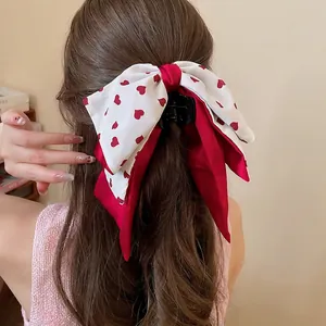 Grande pince à cheveux élégante avec nœud à motif cœur rouge et blanc sur modèle