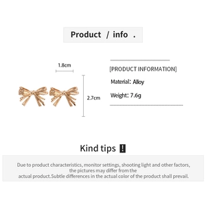 Detail specifications of golden alloy bow earrings showing size 1.8cm by 2.7cm and weight