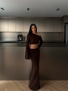 Ensemble tricot 2 pièces femme avec crop top asymétrique et jupe longue marron foncé