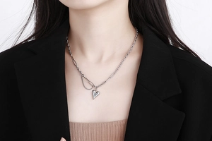 Collana con ciondolo a cuore argento su modella con catena a maglie in acciaio inossidabile