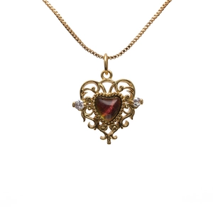 Goldene hohle Herzanhänger-Halskette mit dunkelrotem Kristall und Diamantakzenten