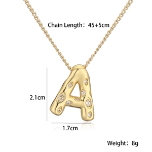 Dettaglio collana con ciondolo lettera A dorata, dimensioni 2,1x1,7cm e catena 45+5cm