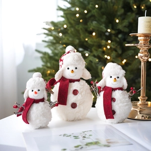 Lot de trois bonhommes de neige en peluche avec écharpes rouges en décor de Noël