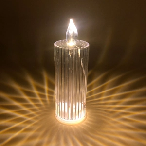 Bougie pilier LED arc-en-ciel avec effet flamme chaude et motif d'ombre radiale