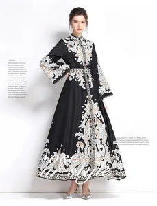 Détails de l'imprimé baroque vintage et de la coupe à la taille sur cette robe longue