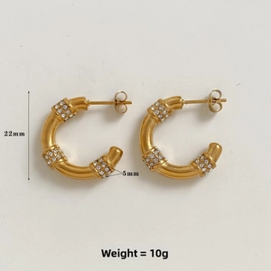 Détail des boucles d'oreilles créoles C dorées bambou de 22mm avec cristaux, 10g