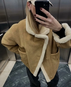 Détail de la veste en daim camel avec col en laine moutonnée blanche et doublure polaire