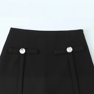 Damen Minirock in Schwarz mit eleganten großen Kristallknöpfen und Zierbändern aus Satin