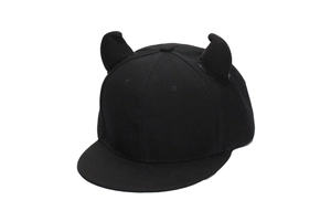 Détail de la casquette hip-hop noire avec cornes de diable 3D et visière plate tendance