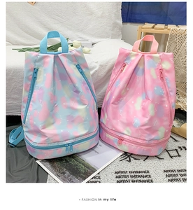 Detailansicht eines Yoga-Rucksacks mit Nass-Trocken-Trennung und Farbverlaufsmuster