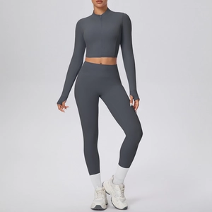 Détail d'un ensemble de yoga gris foncé avec passe-pouces et legging taille haute