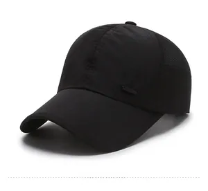 Dettaglio del cappellino da baseball nero ad asciugatura rapida con pannelli in rete