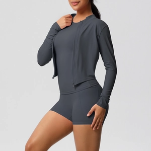 Vue latérale de l'ensemble de yoga gris foncé 3 pièces avec veste cintrée et short
