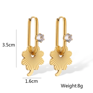 Detailed size and weight view of gold clover earrings with cubic zirconia inlay