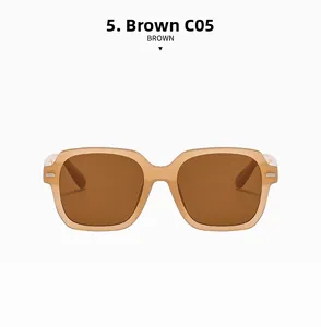 Vue macro de lunettes de soleil carrées marron avec détails métalliques sur les charnières